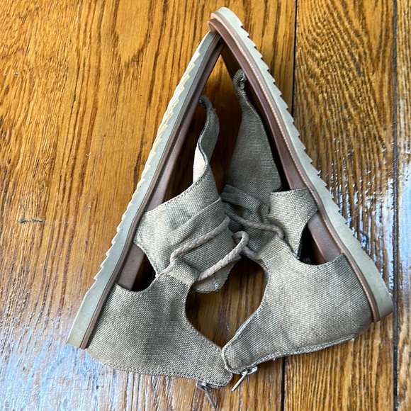 Very G brand canvas sandals. Zip back closure. Khaki color, size 9. - Picture 6 of 9